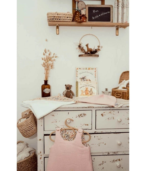 Capa de baño rosa con estampado floral