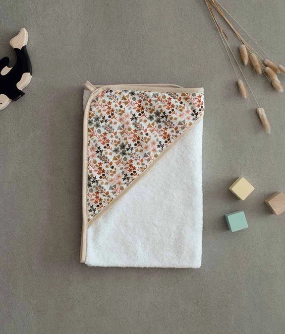 Capa de baño rosa con estampado floral