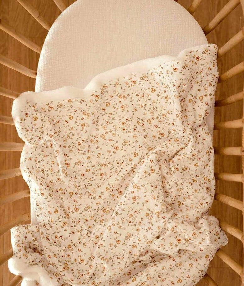 Manta blanca con estampados en camello y caqui