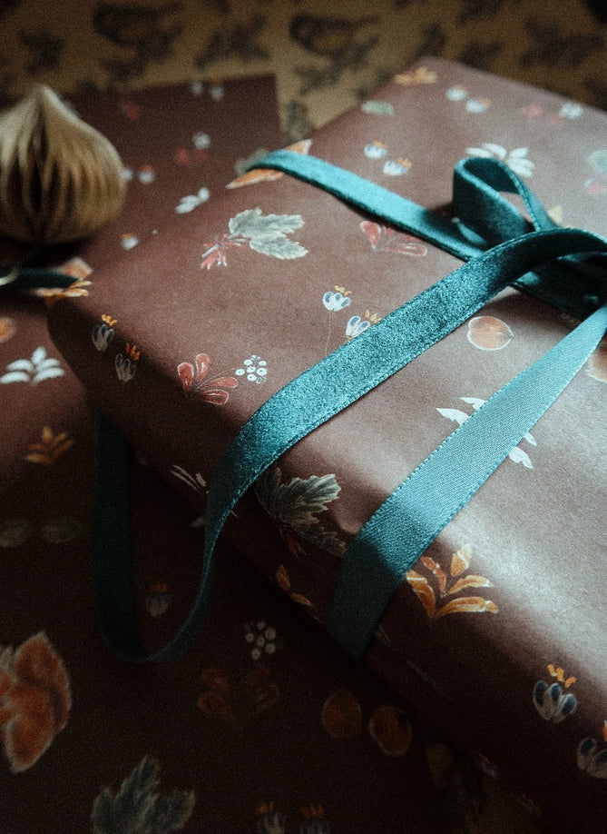 Juego de 3 piezas florales navideñas y marrones sobre papel de regalo blanco