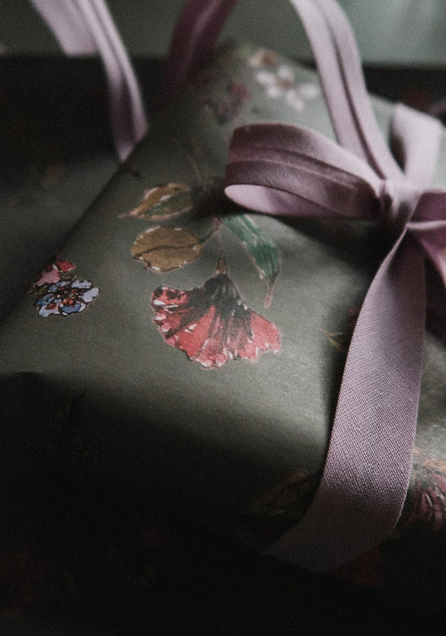 Juego de tres piezas de flores sobre papel de regalo gris oscuro