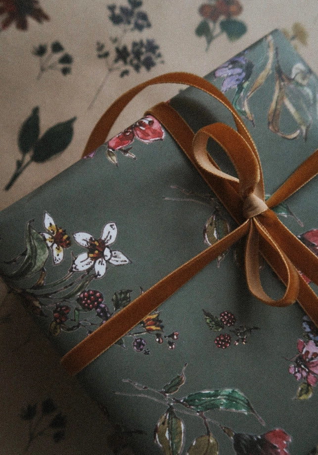 Juego de tres piezas de flores sobre papel de regalo gris oscuro