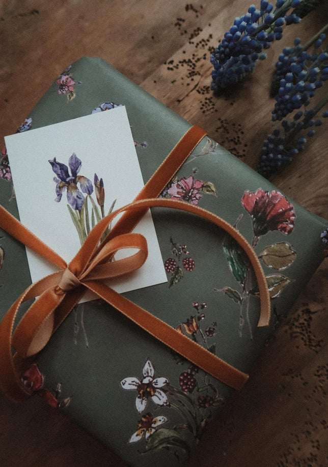 Juego de tres piezas de flores sobre papel de regalo gris oscuro