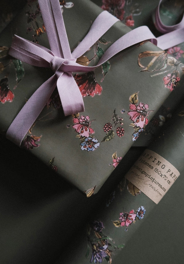 Juego de tres piezas de flores sobre papel de regalo gris oscuro