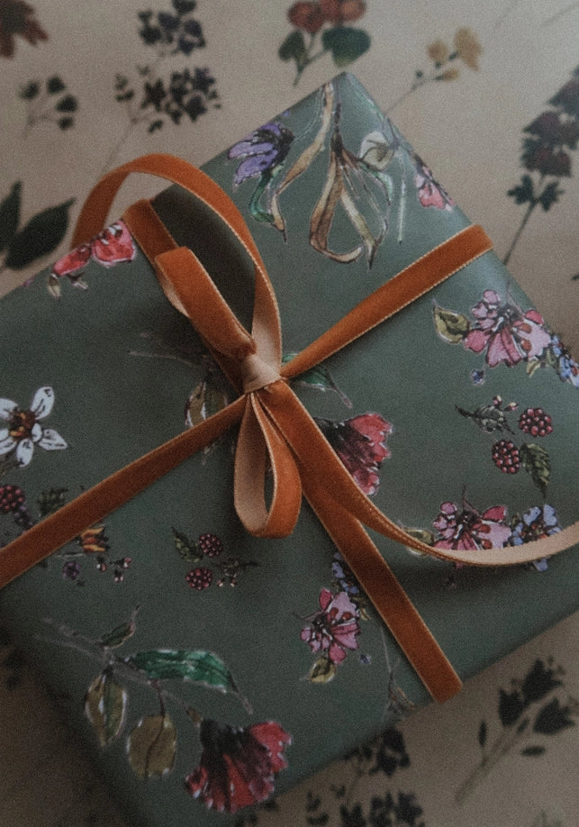 Juego de tres piezas de flores sobre papel de regalo gris oscuro