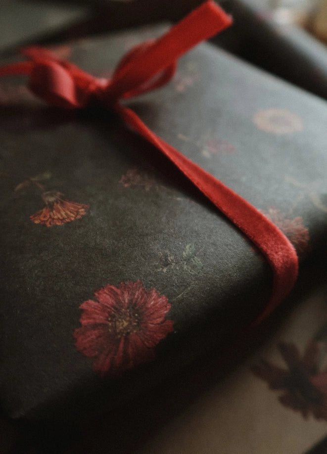 Juego de 3 piezas florales sobre papel de regalo kraft verde oscuro