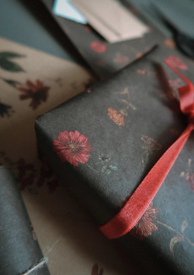 Juego de 3 piezas florales sobre papel de regalo kraft verde oscuro