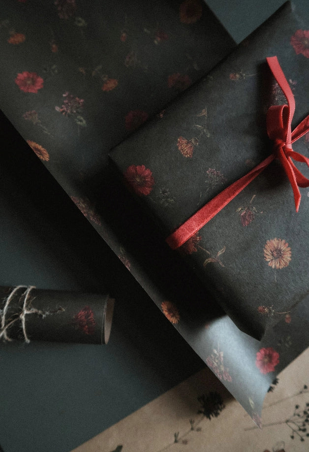 Juego de 3 piezas florales sobre papel de regalo kraft verde oscuro