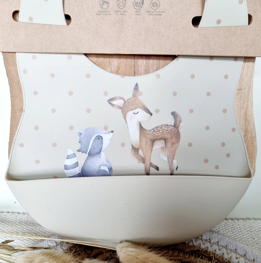 Babero de silicona con bandeja de recogida con ciervos y mapaches - Beige